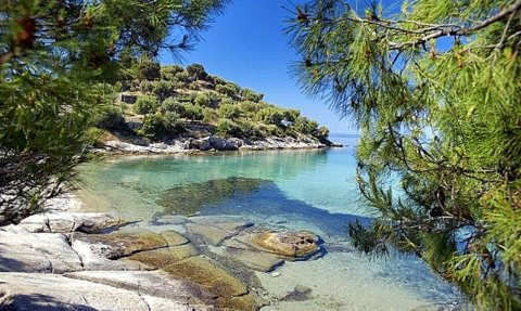spathies_beach_sfyridis Spathies Beach, Sithonia, Halkidiki, Greece (photo by Sfyridis)